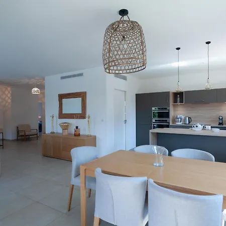 Villa Avec Piscine Chauffee A 5min A Pied De La De St Cyprien Lecci